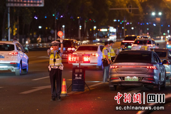 绵阳警方开展夏夜治安巡查宣防集中行动。 绵阳市公安局供图 绵阳警方开展夏夜治安巡查宣防集中行动。 绵阳市公安局供图