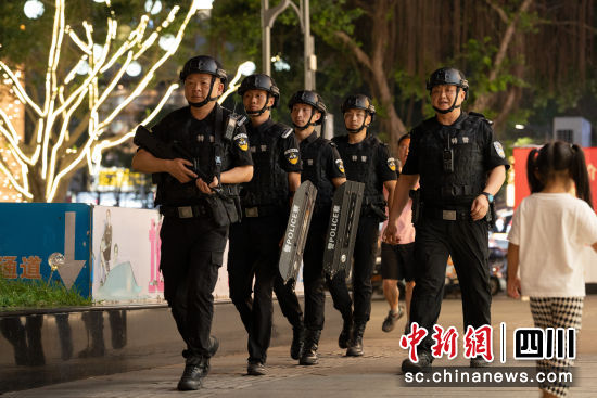 绵阳警方开展夏夜治安巡查宣防集中行动。 绵阳市公安局供图 绵阳警方开展夏夜治安巡查宣防集中行动。 绵阳市公安局供图