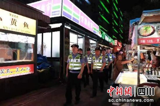 成都公安开展夏夜治安巡查。成都公安供图 成都公安开展夏夜治安巡查。成都公安供图