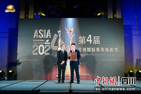 南充电影工业职业学院国际交流中心主任寇淳代表学校上台领奖。何佳林摄 南充电影工业职业学院国际交流中心主任寇淳代表学校上台领奖。何佳林摄