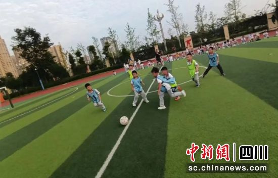日常足球训练。富顺融媒 供图 日常足球训练。富顺融媒 供图