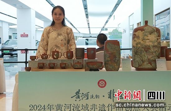 丁玉蝶与她创作的土陶作品。荣县融媒 供图 丁玉蝶与她创作的土陶作品。荣县融媒 供图