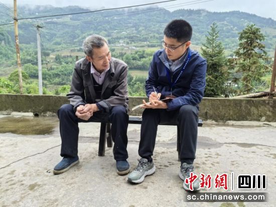 筠连县纪检干部到联合苗族乡开展低收入群体走访排查。王春梅 摄 筠连县纪检干部到联合苗族乡开展低收入群体走访排查。王春梅 摄