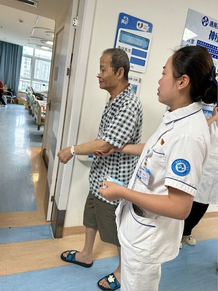 患者在医护人员的护理下下床活动。三六三医院 供图 患者在医护人员的护理下下床活动。三六三医院 供图