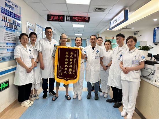 患者家属给医护团队送来锦旗。三六三医院 供图 患者家属给医护团队送来锦旗。三六三医院 供图