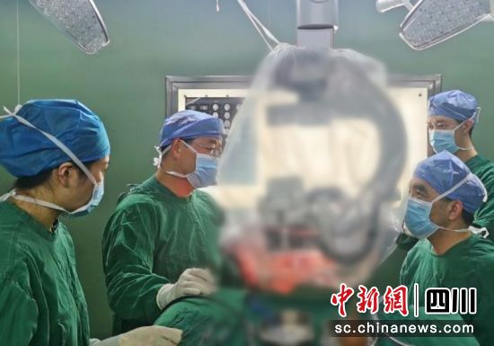 医生正在治疗。李强 摄 医生正在治疗。李强 摄