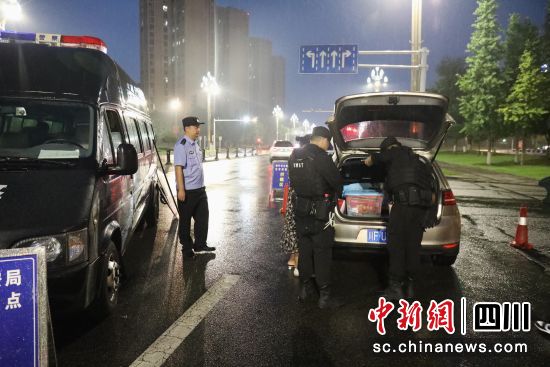 德阳警方开展夏夜治安巡查宣防集中统一行动。 德阳公安供图 德阳警方开展夏夜治安巡查宣防集中统一行动。 德阳公安供图