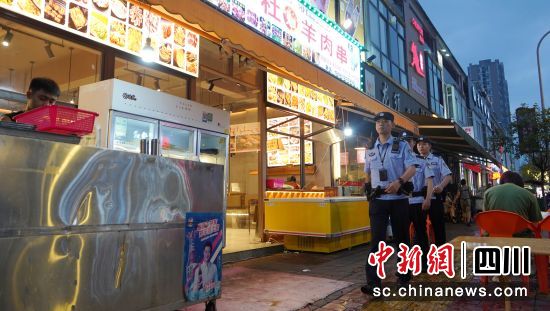 德阳警方开展夏夜治安巡查宣防集中统一行动。 德阳公安供图 德阳警方开展夏夜治安巡查宣防集中统一行动。 德阳公安供图