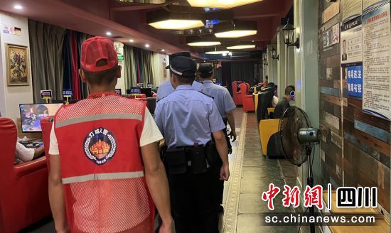 网吧巡查。荣县公安 供图 网吧巡查。荣县公安 供图