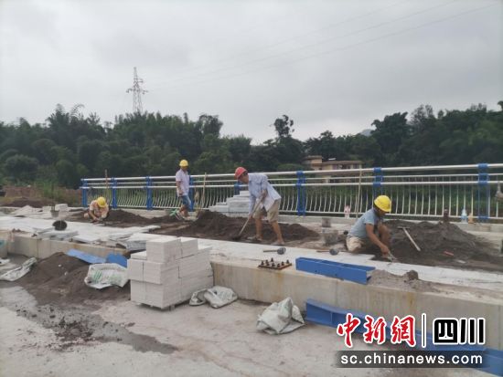 工人给2号桥铺地砖。何海翔 摄 工人给2号桥铺地砖。何海翔 摄