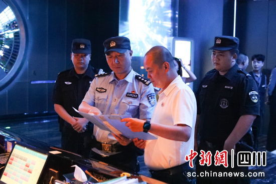 绵阳涪城警方开展夏夜治安巡查宣防集中统一行动。 绵阳市公安局涪城区分局供图 绵阳涪城警方开展夏夜治安巡查宣防集中统一行动。 绵阳市公安局涪城区分局供图