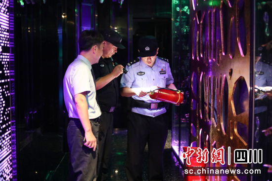 绵阳涪城警方开展夏夜治安巡查宣防集中统一行动。 绵阳市公安局涪城区分局供图 绵阳涪城警方开展夏夜治安巡查宣防集中统一行动。 绵阳市公安局涪城区分局供图
