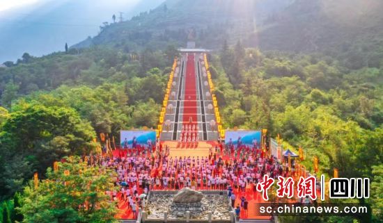 拜谒大典现场(资料图)。汶川县委宣传部供图 拜谒大典现场(资料图)。汶川县委宣传部供图