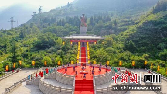 拜谒大典现场(资料图)。汶川县委宣传部供图 拜谒大典现场(资料图)。汶川县委宣传部供图