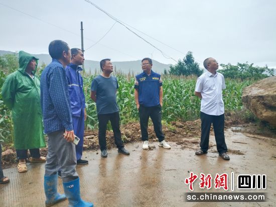 工作人员实地察看灾害发生情况。 梓潼县融媒体中心供图 工作人员实地察看灾害发生情况。 梓潼县融媒体中心供图
