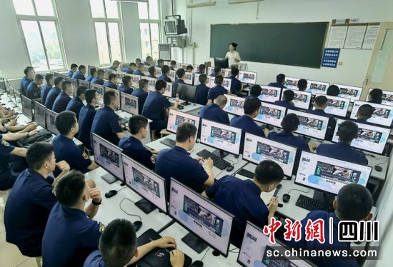 新闻骨干培训专业培训现场。刘忠俊 摄 新闻骨干培训专业培训现场。刘忠俊 摄