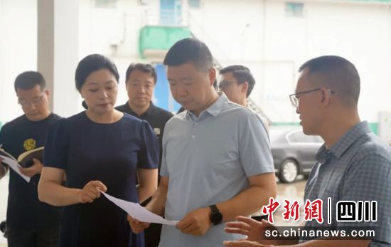 督导调研现场。雨城融媒 供图 督导调研现场。雨城融媒 供图