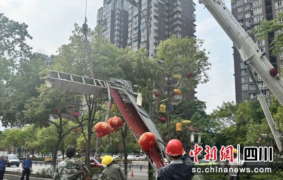 清理拆除现场。贡井融媒 供图 清理拆除现场。贡井融媒 供图