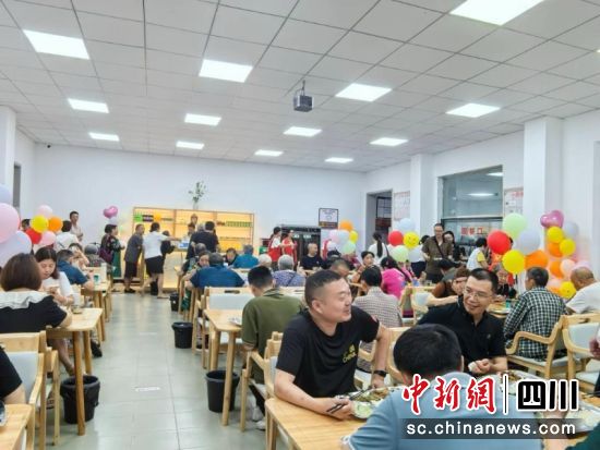 正在水巷子食堂用餐的居民。雁江区委宣传部供图 正在水巷子食堂用餐的居民。雁江区委宣传部供图