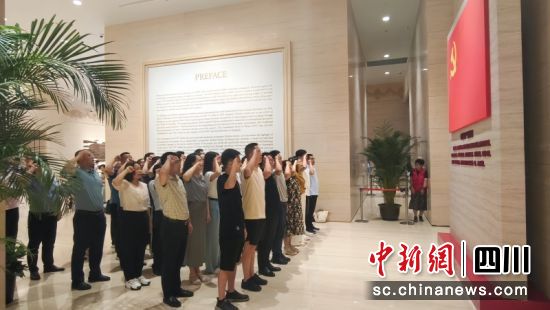 基层工会干部重温入党誓词。陈昊 摄 基层工会干部重温入党誓词。陈昊 摄