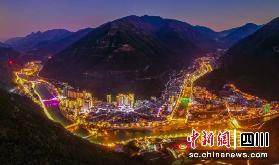 石棉夜景。周万龙 摄 石棉夜景。周万龙 摄