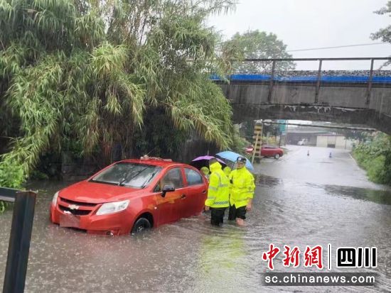 民警帮助涉水小车脱困。 什邡公安供图 民警帮助涉水小车脱困。 什邡公安供图