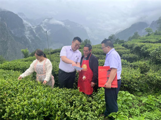 农业银行九龙支行员工深入基层讲解金融产品(黄泽普/摄影) 农业银行九龙支行员工深入基层讲解金融产品(黄泽普/摄影)