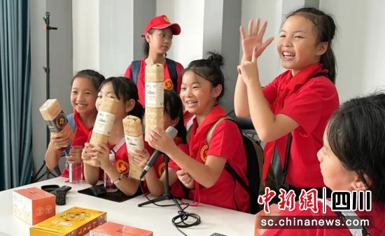 体验直播带货。雨城融媒 供图 体验直播带货。雨城融媒 供图