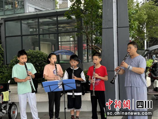 志愿者在崇文广场教乐器。 梓潼县融媒体中心供图 志愿者在崇文广场教乐器。 梓潼县融媒体中心供图