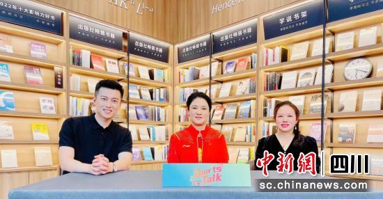 刘伟与嘉宾及主持人在新网银行直播间。新网银行供图 刘伟与嘉宾及主持人在新网银行直播间。新网银行供图
