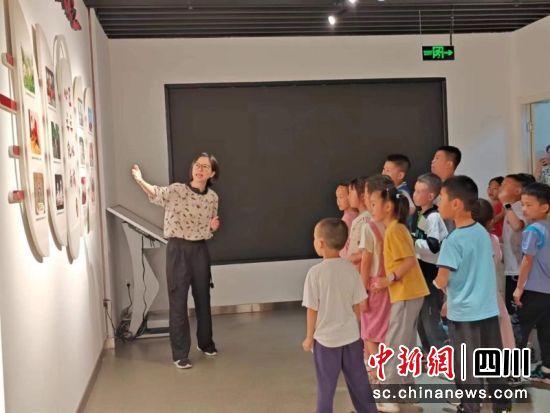 孩子们在叙州区博物馆参观地震柱。龙怡 摄 孩子们在叙州区博物馆参观地震柱。龙怡 摄