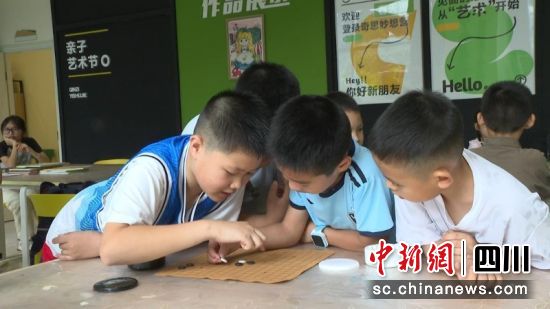 孩子们正在下五子棋。龙怡 摄 孩子们正在下五子棋。龙怡 摄