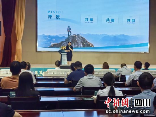 农银思享平台“普惠专区”宣介现场。杜成 摄 农银思享平台“普惠专区”宣介现场。杜成 摄