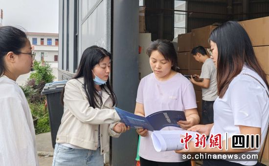 上门开展就业服务宣传。荣县融媒 供图 上门开展就业服务宣传。荣县融媒 供图