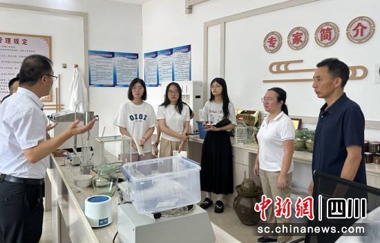 参观现场。贡井融媒 供图 参观现场。贡井融媒 供图