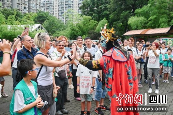 近距离观看变脸。郑栋梁 摄 近距离观看变脸。郑栋梁 摄