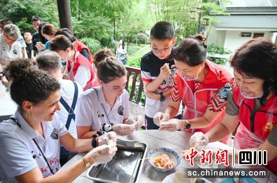 一起开心互动。郑栋梁 摄 一起开心互动。郑栋梁 摄