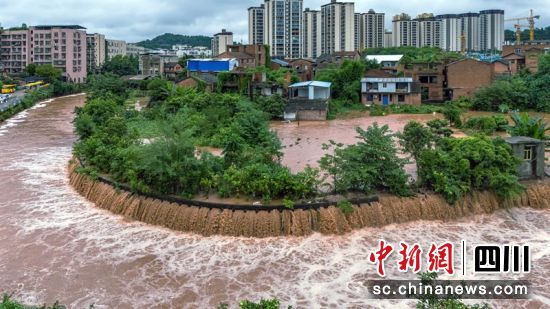 安岳岳城街道贾岛村解放桥段,湍急的洪水翻过田园、民房在河岸形成瀑布。杨康忠 摄 安岳岳城街道贾岛村解放桥段,湍急的洪水翻过田园、民房在河岸形成瀑布。杨康忠 摄