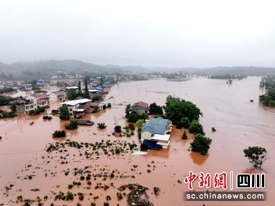 强降雨导致内江部分区域农田、民房被淹。内江消防供图 强降雨导致内江部分区域农田、民房被淹。内江消防供图