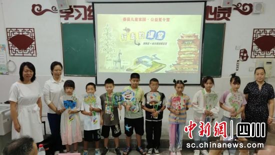 学生领取夏令营营员证和手绘主题扇。 绵阳市一元爱心协会供图 学生领取夏令营营员证和手绘主题扇。 绵阳市一元爱心协会供图