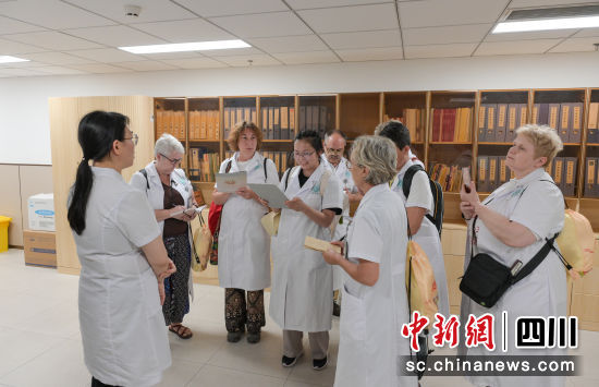 研学营成员聆听中医特色技术讲解。韩金雨 摄 研学营成员聆听中医特色技术讲解。韩金雨 摄