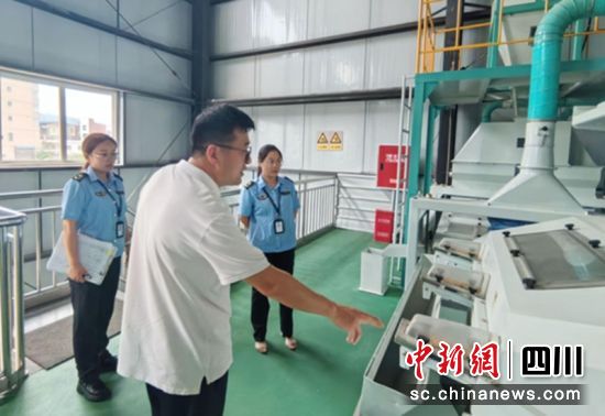 实地检查。荣县融媒 供图 实地检查。荣县融媒 供图