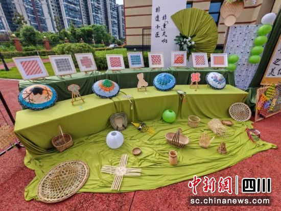 品种繁多的特色产品。姚阳 摄 品种繁多的特色产品。姚阳 摄