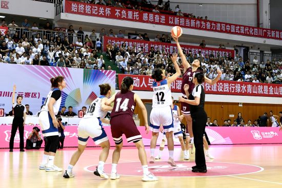 四川远达美乐队与东莞新世纪队比赛现场。陈平 摄 四川远达美乐队与东莞新世纪队比赛现场。陈平 摄