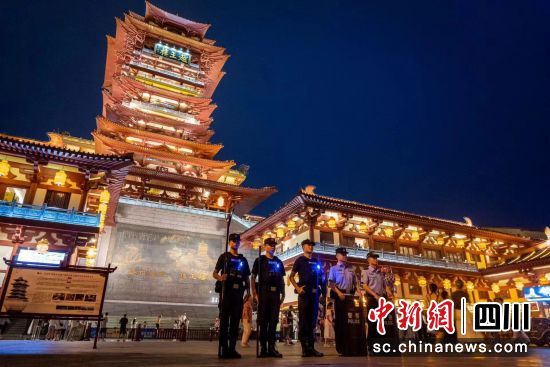 游仙公安加大夜间警力投入。 游仙公安供图 游仙公安加大夜间警力投入。 游仙公安供图