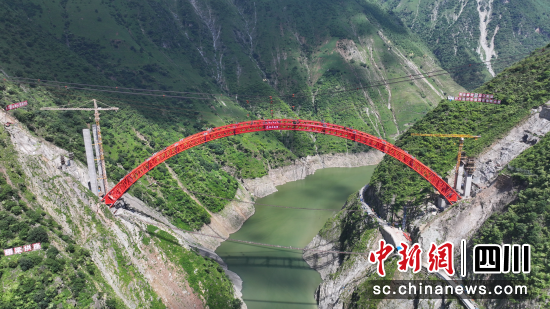 7月16日,四川宜攀高速西苏角河特大桥主拱圈合龙。蜀道集团 供图 7月16日,四川宜攀高速西苏角河特大桥主拱圈合龙。蜀道集团 供图