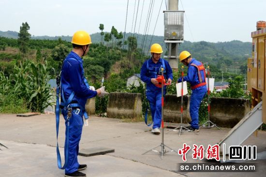 带电作业人员顶烈日对新建400千伏安变压器工程进行施工作业。李红燕 摄 带电作业人员顶烈日对新建400千伏安变压器工程进行施工作业。李红燕 摄