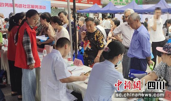 政务服务进社区服务现场。贡井融媒 供图 政务服务进社区服务现场。贡井融媒 供图