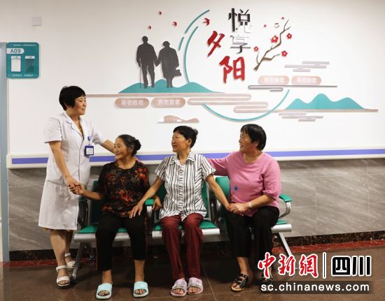 西充县第二人民医院医养中心,医生与老人们交谈。李同周 摄 西充县第二人民医院医养中心,医生与老人们交谈。李同周 摄