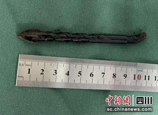 取出的钻头超10厘米。唐冰洁 摄 取出的钻头超10厘米。唐冰洁 摄